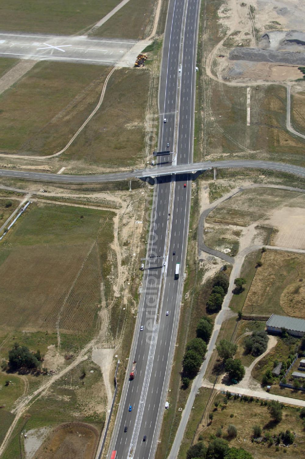 Aerial image Schönefeld - Blick auf den Bereich der Stadtautobahn / Zubringer A113n als südöstliches Tor zur Hauptstadt nach der Verkehrsfreigabe. Unter Berücksichtigung des Flughafens Berlin Brandenburg International wurde eine Verkehrskonzeption für den Ausbau des Straßennetzes im Raum Berlin-Schönefeld erarbeitet, die zwei Stufen umfasste. Die erste Stufe sah den vierstreifigen Ausbau der Bundesstraßen B 96a und B 179 mit der Anbindung des Flughafens über zwei Knotenpunkte vor. Inhalt der zweiten Stufe war der Anschluß der Bundesautobahn A 113 neu an die B 96a und B 179. SCHÜßLER Plan Ingenieurgesellschaft, BATEG, EUROVIA