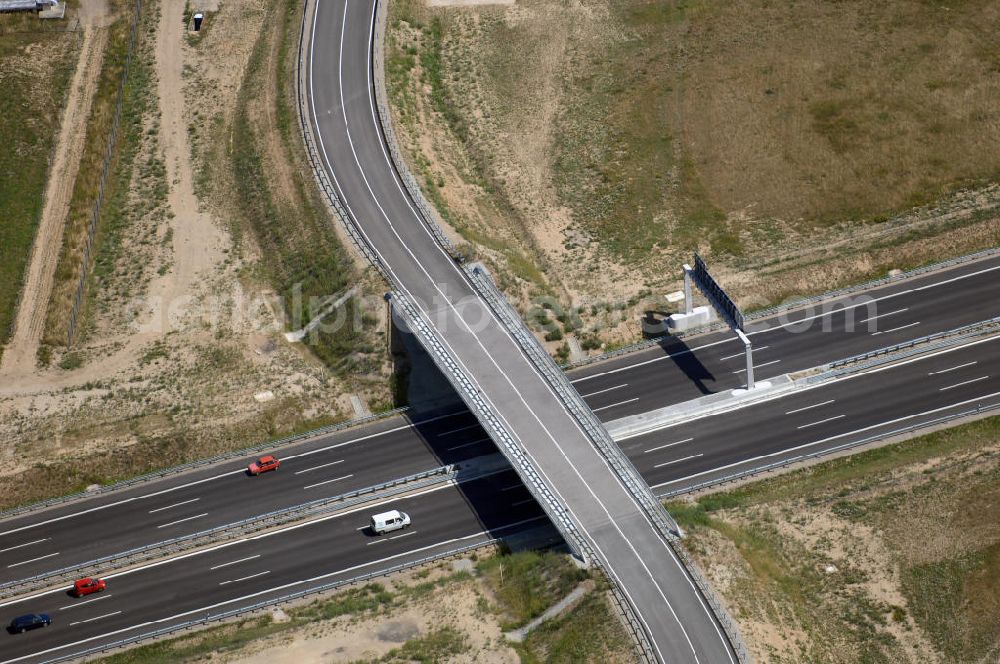 Aerial photograph Schönefeld - Blick auf den Bereich der Stadtautobahn / Zubringer A113n als südöstliches Tor zur Hauptstadt nach der Verkehrsfreigabe. Unter Berücksichtigung des Flughafens Berlin Brandenburg International wurde eine Verkehrskonzeption für den Ausbau des Straßennetzes im Raum Berlin-Schönefeld erarbeitet, die zwei Stufen umfasste. Die erste Stufe sah den vierstreifigen Ausbau der Bundesstraßen B 96a und B 179 mit der Anbindung des Flughafens über zwei Knotenpunkte vor. Inhalt der zweiten Stufe war der Anschluß der Bundesautobahn A 113 neu an die B 96a und B 179. SCHÜßLER Plan Ingenieurgesellschaft, BATEG, EUROVIA