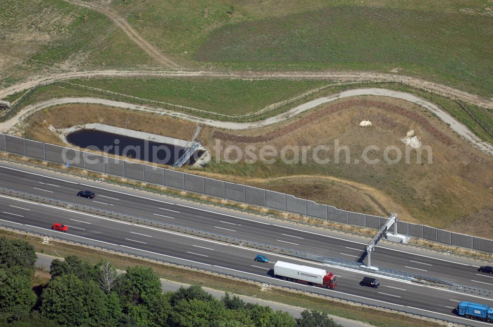 Schönefeld from above - Blick auf den Bereich der Stadtautobahn / Zubringer A113n als südöstliches Tor zur Hauptstadt nach der Verkehrsfreigabe. Unter Berücksichtigung des Flughafens Berlin Brandenburg International wurde eine Verkehrskonzeption für den Ausbau des Straßennetzes im Raum Berlin-Schönefeld erarbeitet, die zwei Stufen umfasste. Die erste Stufe sah den vierstreifigen Ausbau der Bundesstraßen B 96a und B 179 mit der Anbindung des Flughafens über zwei Knotenpunkte vor. Inhalt der zweiten Stufe war der Anschluß der Bundesautobahn A 113 neu an die B 96a und B 179. SCHÜßLER Plan Ingenieurgesellschaft, BATEG, EUROVIA