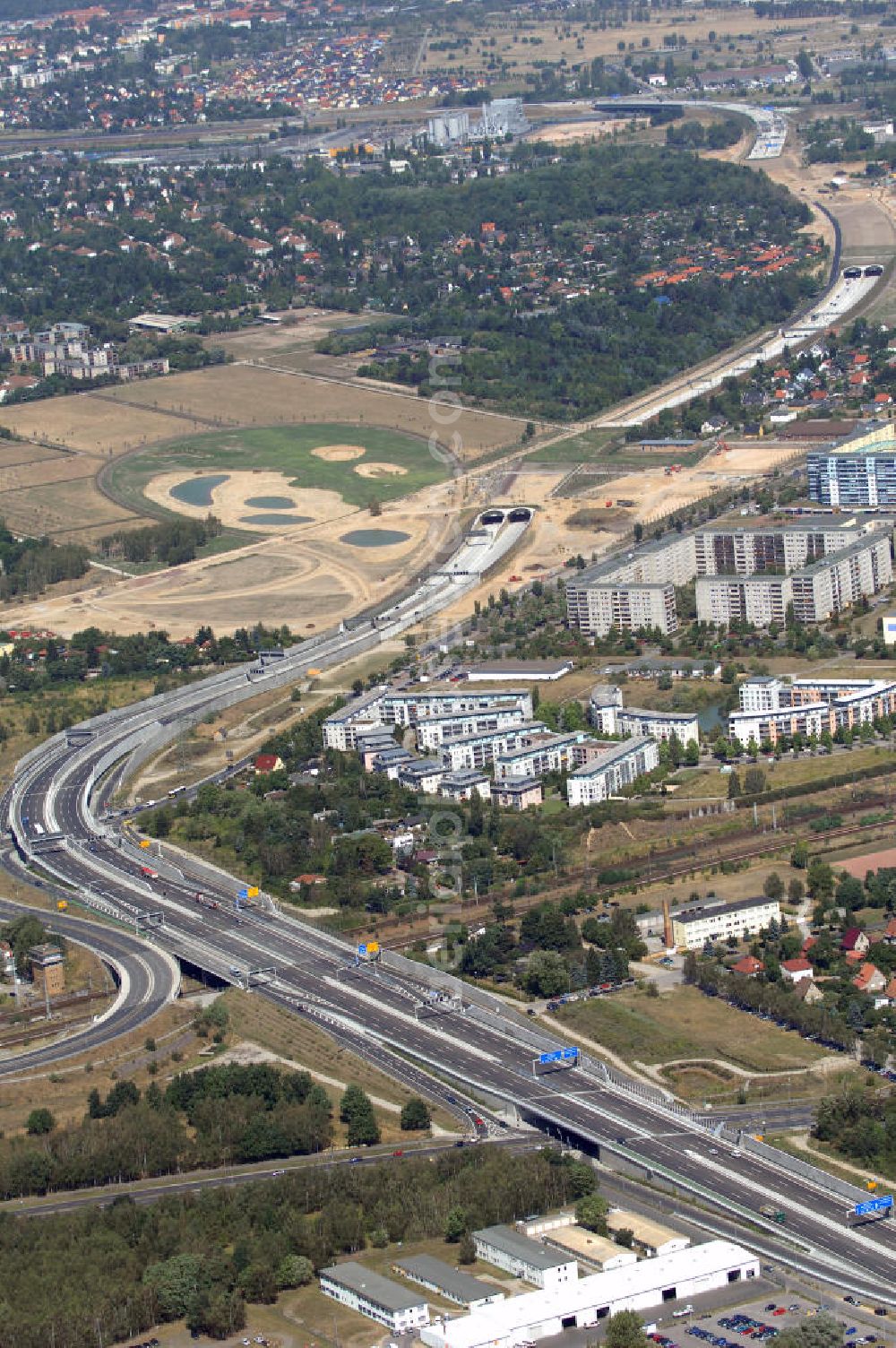 Aerial photograph Schönefeld - Blick auf den Bereich der Stadtautobahn / Zubringer A113n als südöstliches Tor zur Hauptstadt nach der Verkehrsfreigabe. Unter Berücksichtigung des Flughafens Berlin Brandenburg International wurde eine Verkehrskonzeption für den Ausbau des Straßennetzes im Raum Berlin-Schönefeld erarbeitet, die zwei Stufen umfasste. Die erste Stufe sah den vierstreifigen Ausbau der Bundesstraßen B 96a und B 179 mit der Anbindung des Flughafens über zwei Knotenpunkte vor. Inhalt der zweiten Stufe war der Anschluß der Bundesautobahn A 113 neu an die B 96a und B 179. SCHÜßLER Plan Ingenieurgesellschaft, BATEG, EUROVIA