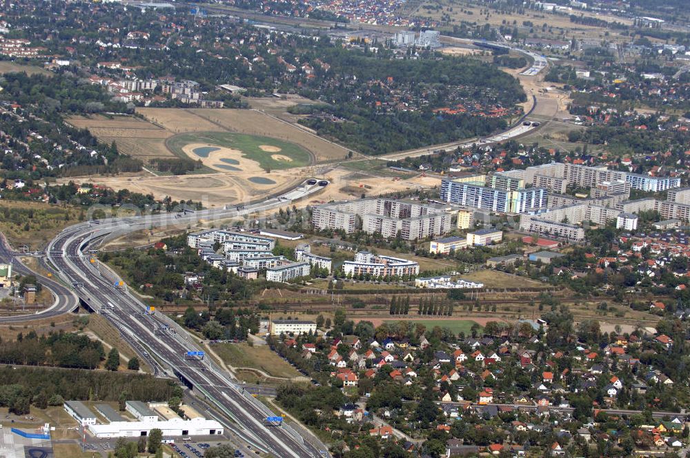 Schönefeld from above - Blick auf den Bereich der Stadtautobahn / Zubringer A113n als südöstliches Tor zur Hauptstadt nach der Verkehrsfreigabe. Unter Berücksichtigung des Flughafens Berlin Brandenburg International wurde eine Verkehrskonzeption für den Ausbau des Straßennetzes im Raum Berlin-Schönefeld erarbeitet, die zwei Stufen umfasste. Die erste Stufe sah den vierstreifigen Ausbau der Bundesstraßen B 96a und B 179 mit der Anbindung des Flughafens über zwei Knotenpunkte vor. Inhalt der zweiten Stufe war der Anschluß der Bundesautobahn A 113 neu an die B 96a und B 179. SCHÜßLER Plan Ingenieurgesellschaft, BATEG, EUROVIA