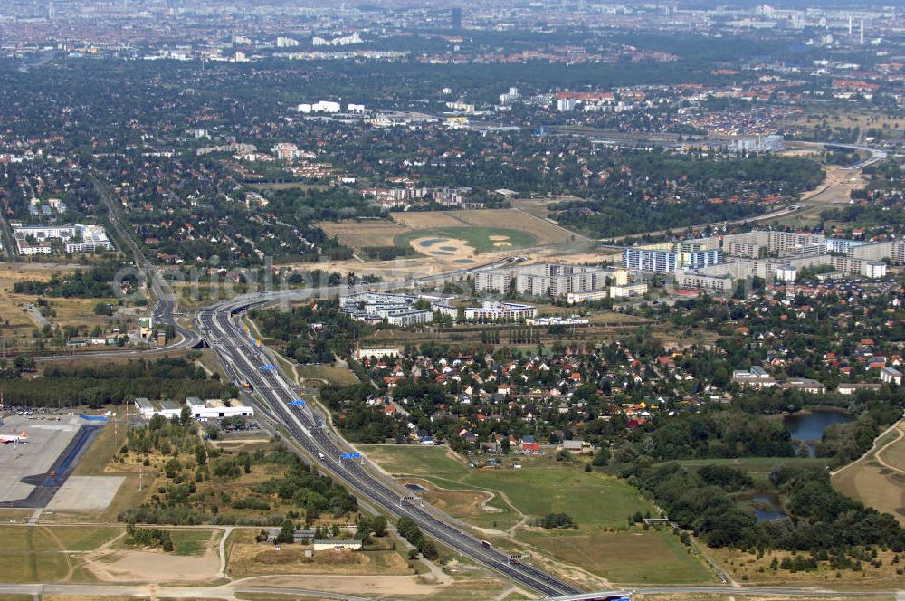 Aerial photograph Schönefeld - Blick auf den Bereich der Stadtautobahn / Zubringer A113n als südöstliches Tor zur Hauptstadt nach der Verkehrsfreigabe. Unter Berücksichtigung des Flughafens Berlin Brandenburg International wurde eine Verkehrskonzeption für den Ausbau des Straßennetzes im Raum Berlin-Schönefeld erarbeitet, die zwei Stufen umfasste. Die erste Stufe sah den vierstreifigen Ausbau der Bundesstraßen B 96a und B 179 mit der Anbindung des Flughafens über zwei Knotenpunkte vor. Inhalt der zweiten Stufe war der Anschluß der Bundesautobahn A 113 neu an die B 96a und B 179. SCHÜßLER Plan Ingenieurgesellschaft, BATEG, EUROVIA