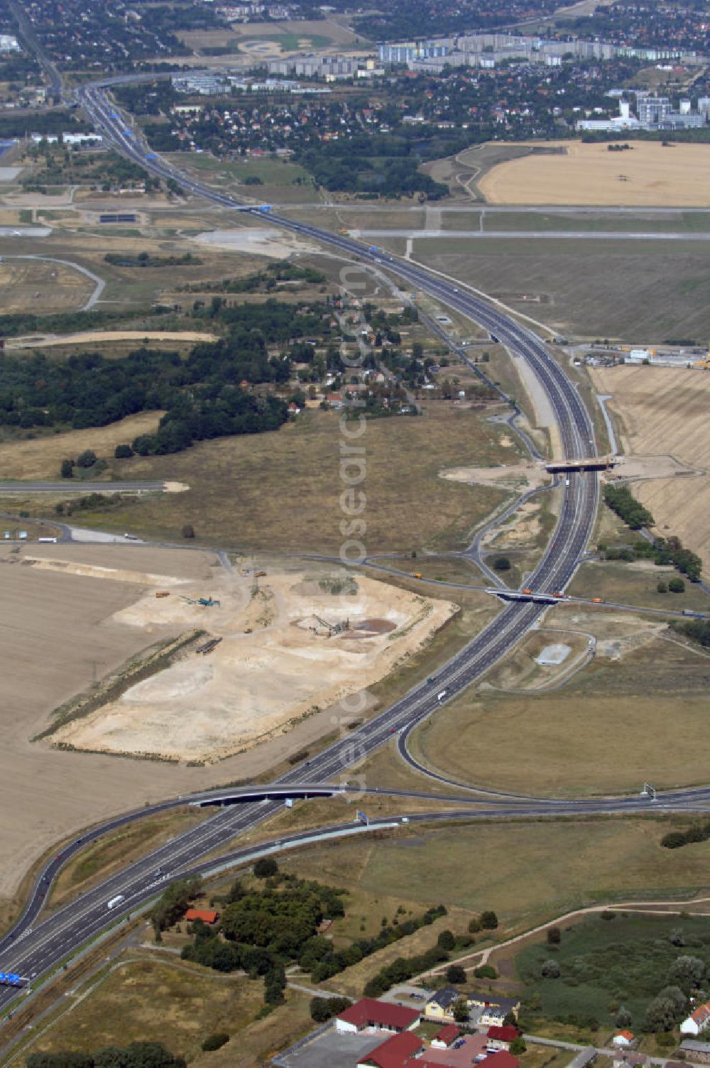 Schönefeld from above - Blick auf den Bereich der Stadtautobahn / Zubringer A113n als südöstliches Tor zur Hauptstadt nach der Verkehrsfreigabe. Unter Berücksichtigung des Flughafens Berlin Brandenburg International wurde eine Verkehrskonzeption für den Ausbau des Straßennetzes im Raum Berlin-Schönefeld erarbeitet, die zwei Stufen umfasste. Die erste Stufe sah den vierstreifigen Ausbau der Bundesstraßen B 96a und B 179 mit der Anbindung des Flughafens über zwei Knotenpunkte vor. Inhalt der zweiten Stufe war der Anschluß der Bundesautobahn A 113 neu an die B 96a und B 179. SCHÜßLER Plan Ingenieurgesellschaft, BATEG, EUROVIA