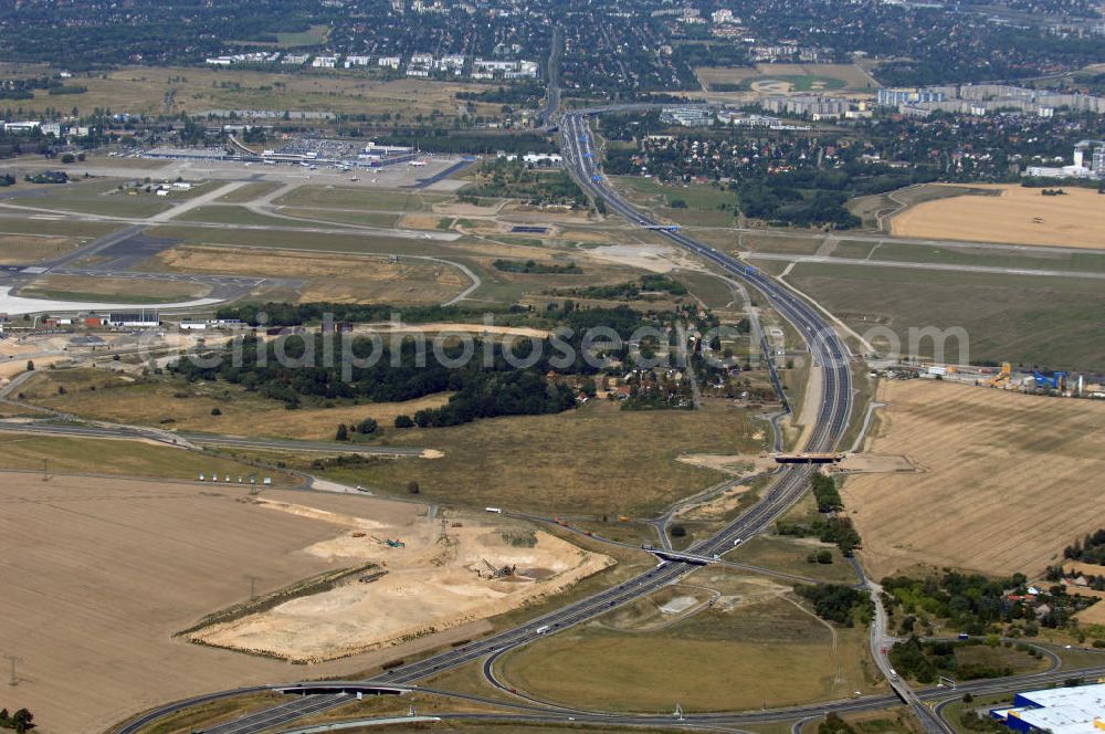 Schönefeld from the bird's eye view: Blick auf den Bereich der Stadtautobahn / Zubringer A113n als südöstliches Tor zur Hauptstadt nach der Verkehrsfreigabe. Unter Berücksichtigung des Flughafens Berlin Brandenburg International wurde eine Verkehrskonzeption für den Ausbau des Straßennetzes im Raum Berlin-Schönefeld erarbeitet, die zwei Stufen umfasste. Die erste Stufe sah den vierstreifigen Ausbau der Bundesstraßen B 96a und B 179 mit der Anbindung des Flughafens über zwei Knotenpunkte vor. Inhalt der zweiten Stufe war der Anschluß der Bundesautobahn A 113 neu an die B 96a und B 179. SCHÜßLER Plan Ingenieurgesellschaft, BATEG, EUROVIA