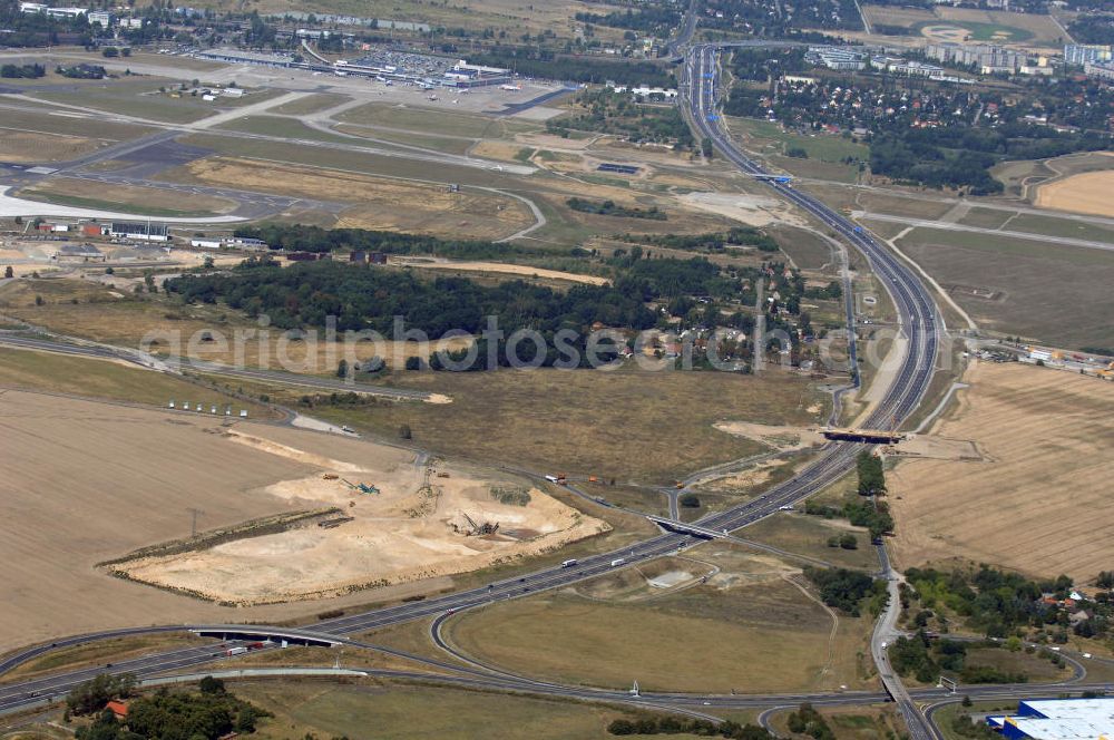 Aerial image Schönefeld - Blick auf den Bereich der Stadtautobahn / Zubringer A113n als südöstliches Tor zur Hauptstadt nach der Verkehrsfreigabe. Unter Berücksichtigung des Flughafens Berlin Brandenburg International wurde eine Verkehrskonzeption für den Ausbau des Straßennetzes im Raum Berlin-Schönefeld erarbeitet, die zwei Stufen umfasste. Die erste Stufe sah den vierstreifigen Ausbau der Bundesstraßen B 96a und B 179 mit der Anbindung des Flughafens über zwei Knotenpunkte vor. Inhalt der zweiten Stufe war der Anschluß der Bundesautobahn A 113 neu an die B 96a und B 179. SCHÜßLER Plan Ingenieurgesellschaft, BATEG, EUROVIA