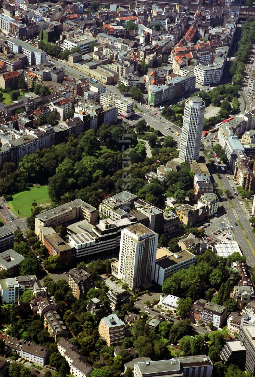 Köln from above - View of the transport hub Ebertplatz and the connection between Theodor Heuss Ring and Hansaring in Cologne in the state North Rhine-Westphalia with green area, buildings and the residential skyscraper Ringturm