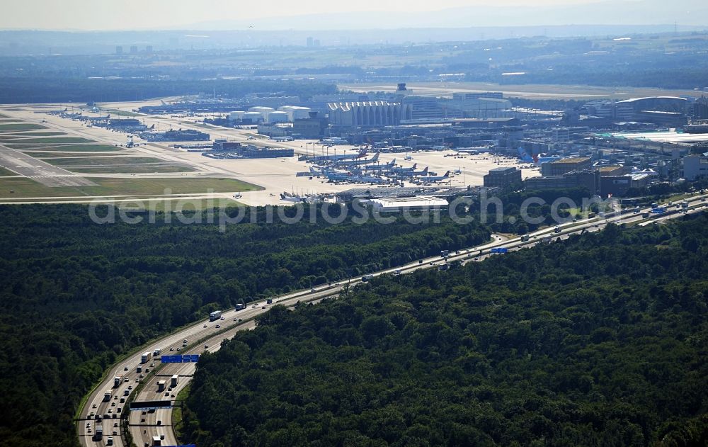 Aerial photograph Frankfurt am Main - Connection of the airport Frankfurt by the Highway A3 / E42 in the state of Hesse