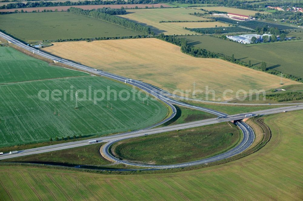 Aerial image Oberröblingen - Traffic flow at the intersection of the motorways A38 and A71 in Oberroeblingen in the state of Saxony-Anhalt. The interchange is located amidst fields and meadows