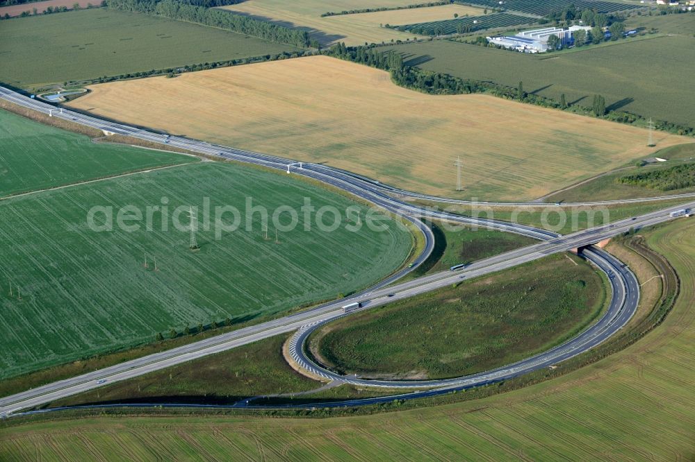 Aerial photograph Oberröblingen - Traffic flow at the intersection of the motorways A38 and A71 in Oberroeblingen in the state of Saxony-Anhalt. The interchange is located amidst fields and meadows