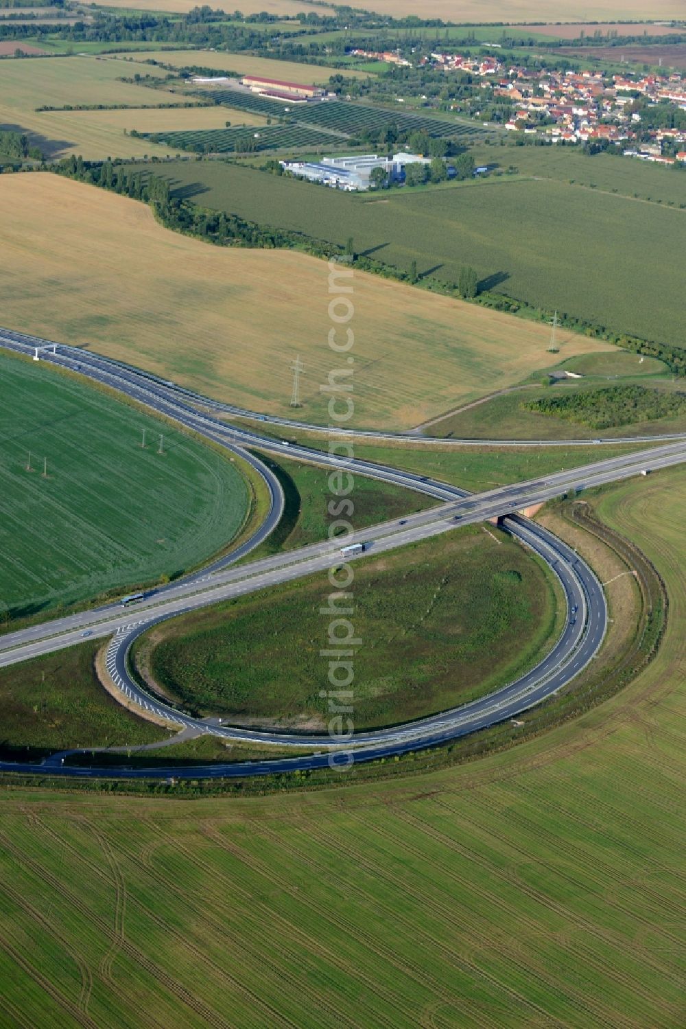 Oberröblingen from above - Traffic flow at the intersection of the motorways A38 and A71 in Oberroeblingen in the state of Saxony-Anhalt. The interchange is located amidst fields and meadows