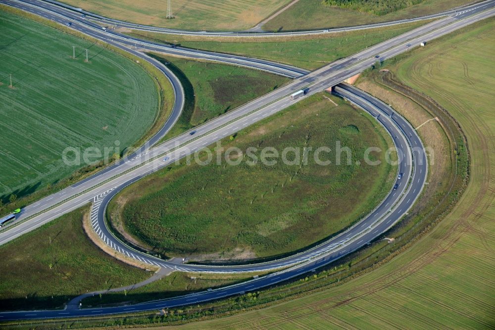 Oberröblingen from the bird's eye view: Traffic flow at the intersection of the motorways A38 and A71 in Oberroeblingen in the state of Saxony-Anhalt. The interchange is located amidst fields and meadows