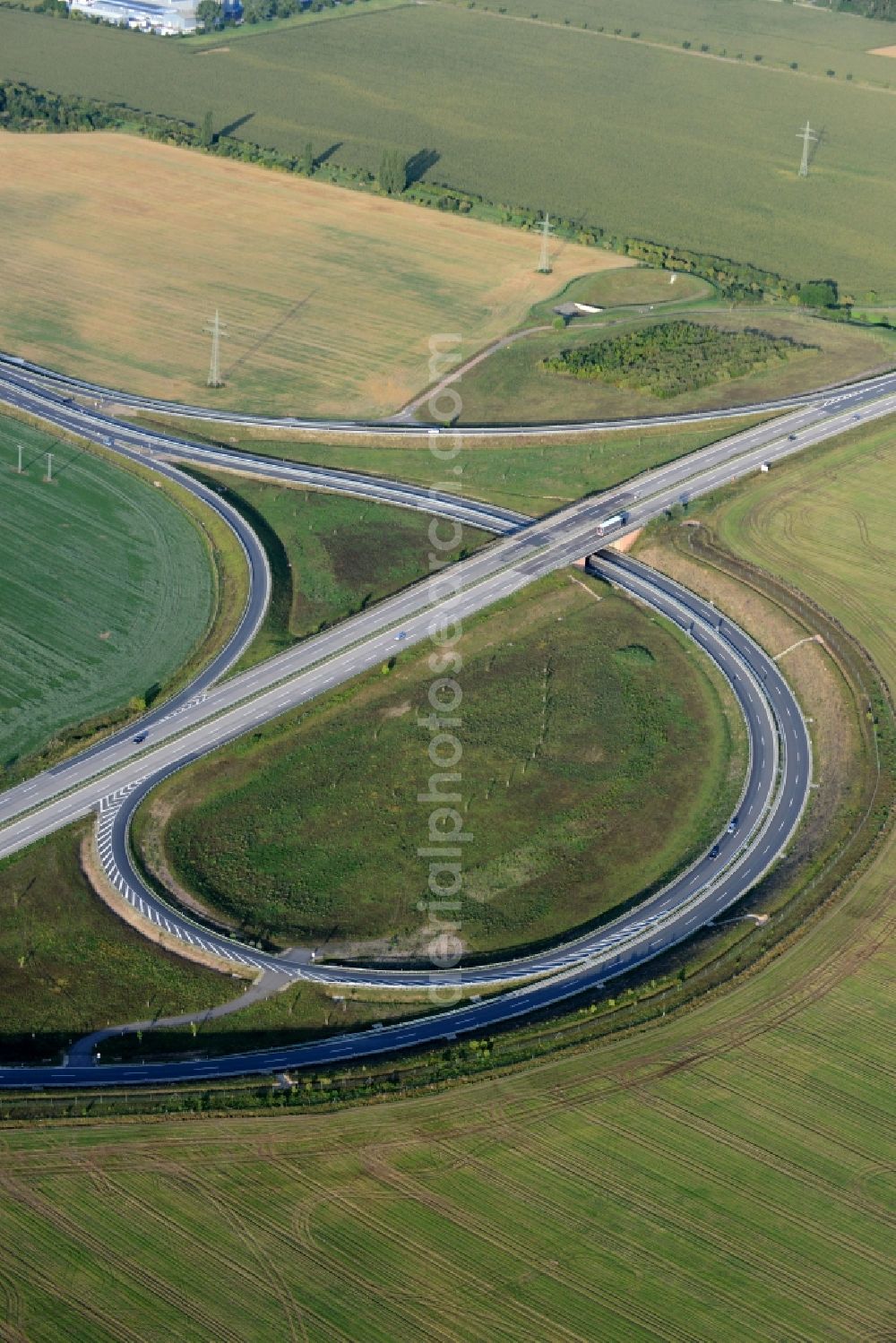 Aerial image Oberröblingen - Traffic flow at the intersection of the motorways A38 and A71 in Oberroeblingen in the state of Saxony-Anhalt. The interchange is located amidst fields and meadows