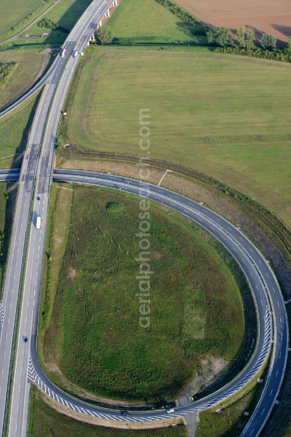 Aerial photograph Oberröblingen - Traffic flow at the intersection of the motorways A38 and A71 in Oberroeblingen in the state of Saxony-Anhalt. The interchange is located amidst fields and meadows