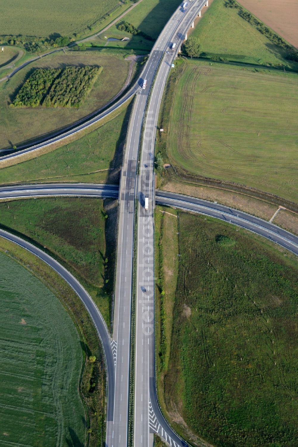 Oberröblingen from above - Traffic flow at the intersection of the motorways A38 and A71 in Oberroeblingen in the state of Saxony-Anhalt. The interchange is located amidst fields and meadows