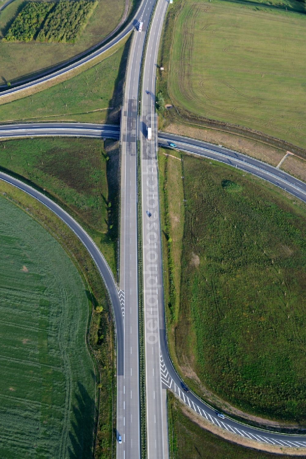 Oberröblingen from the bird's eye view: Traffic flow at the intersection of the motorways A38 and A71 in Oberroeblingen in the state of Saxony-Anhalt. The interchange is located amidst fields and meadows