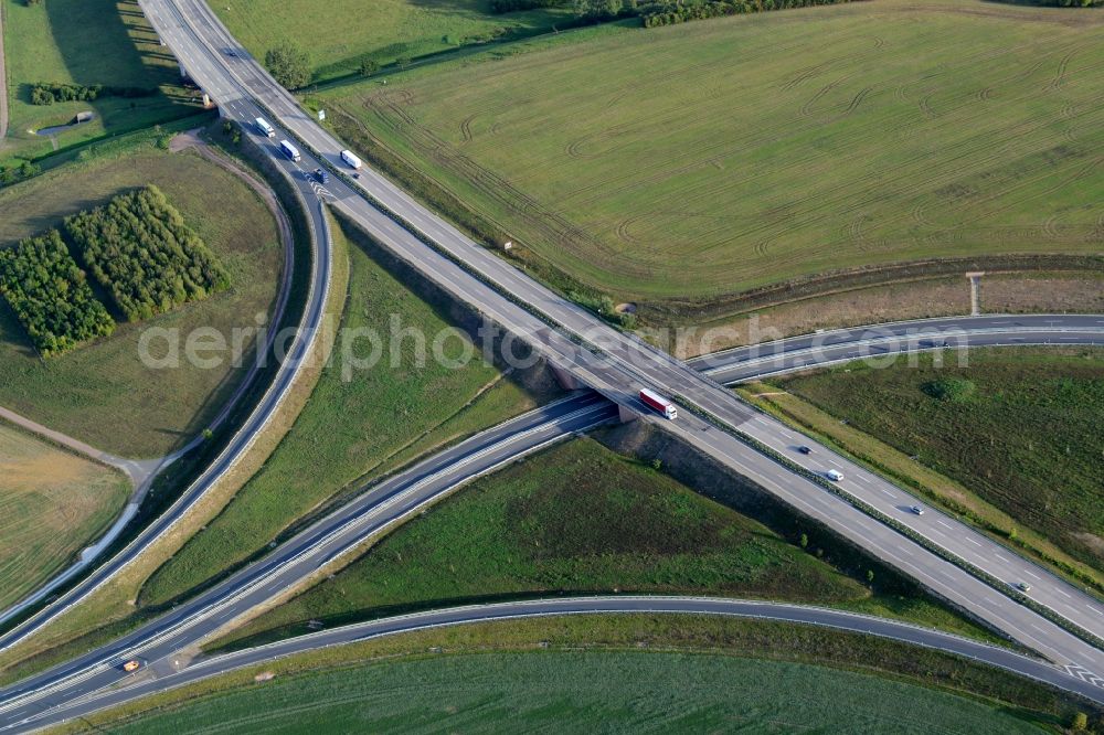 Aerial photograph Oberröblingen - Traffic flow at the intersection of the motorways A38 and A71 in Oberroeblingen in the state of Saxony-Anhalt. The interchange is located amidst fields and meadows