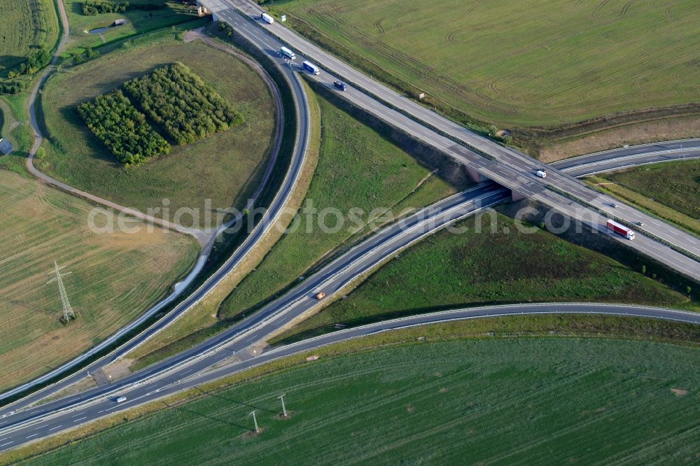 Oberröblingen from above - Traffic flow at the intersection of the motorways A38 and A71 in Oberroeblingen in the state of Saxony-Anhalt. The interchange is located amidst fields and meadows