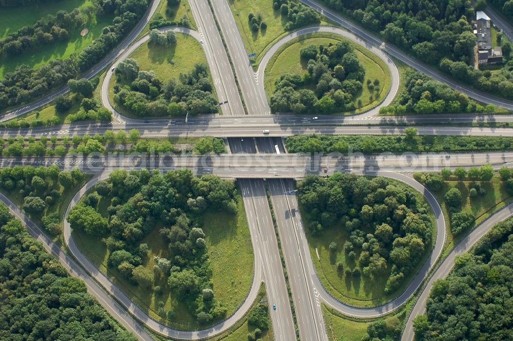 Aerial photograph Köln - Traffic flow at the intersection- motorway A 4 Autobahnkreuz Koeln Sued in Cologne in the state North Rhine-Westphalia, Germany