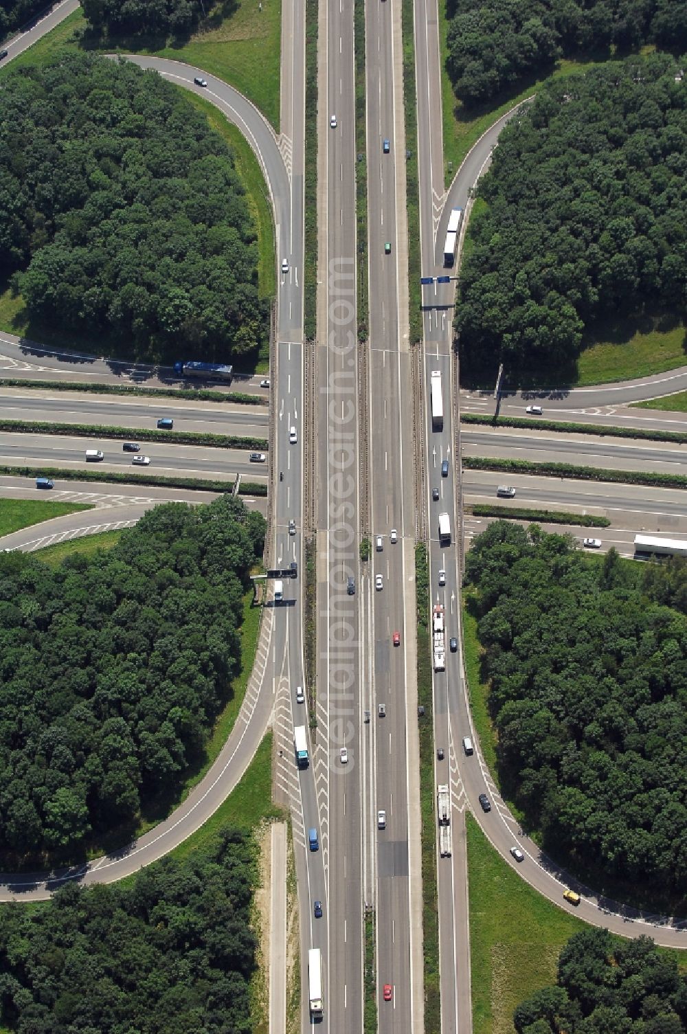 Köln from the bird's eye view: Traffic flow at the intersection- motorway A 1 Autobahnkreuz Koeln Nord in Cologne in the state North Rhine-Westphalia, Germany