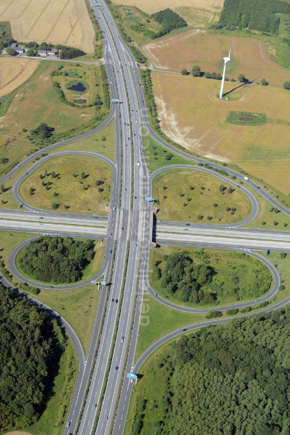 Aerial photograph Kessin - Traffic flow at the intersection- motorway A 19 und A20 - Autobahnkreuz Rostock in Kessin in the state Mecklenburg - Western Pomerania