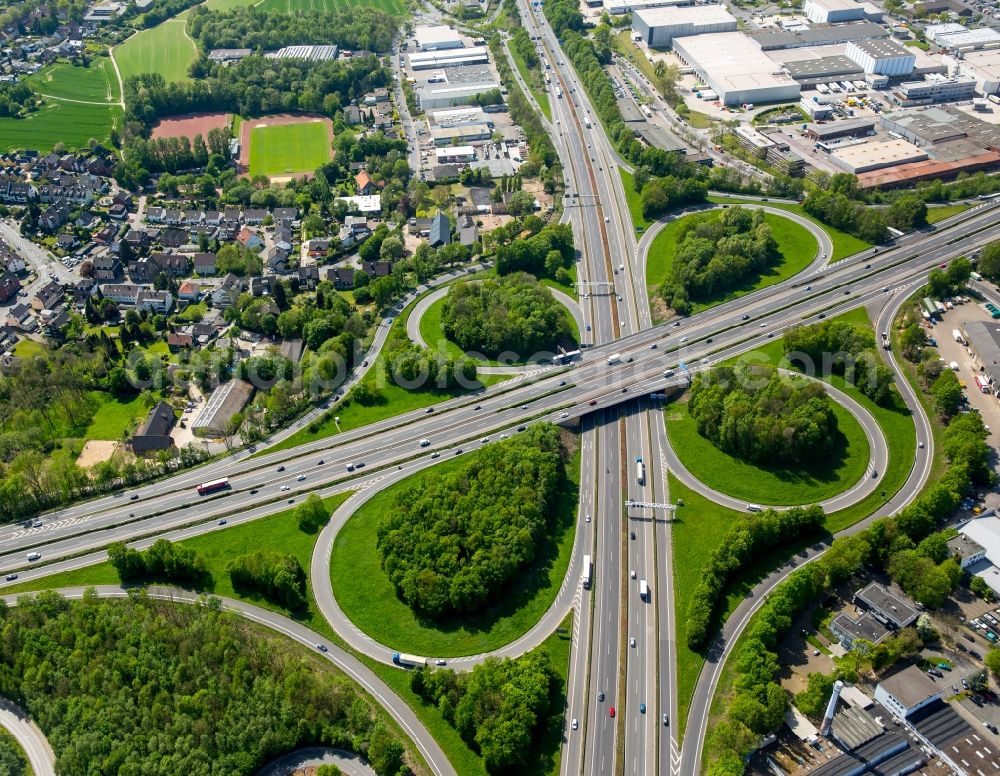 Bochum from the bird's eye view: Traffic flow at the intersection- motorway A 40 - A43 in Bochum in the state North Rhine-Westphalia