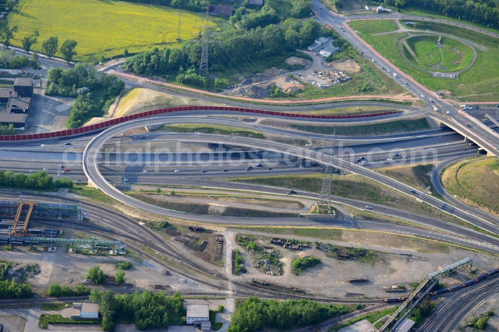 Aerial photograph Bochum Stahlhausen - Traffic flow at the intersection- motorway A 40 - A448 in Bochum Stahlhausen in the state North Rhine-Westphalia