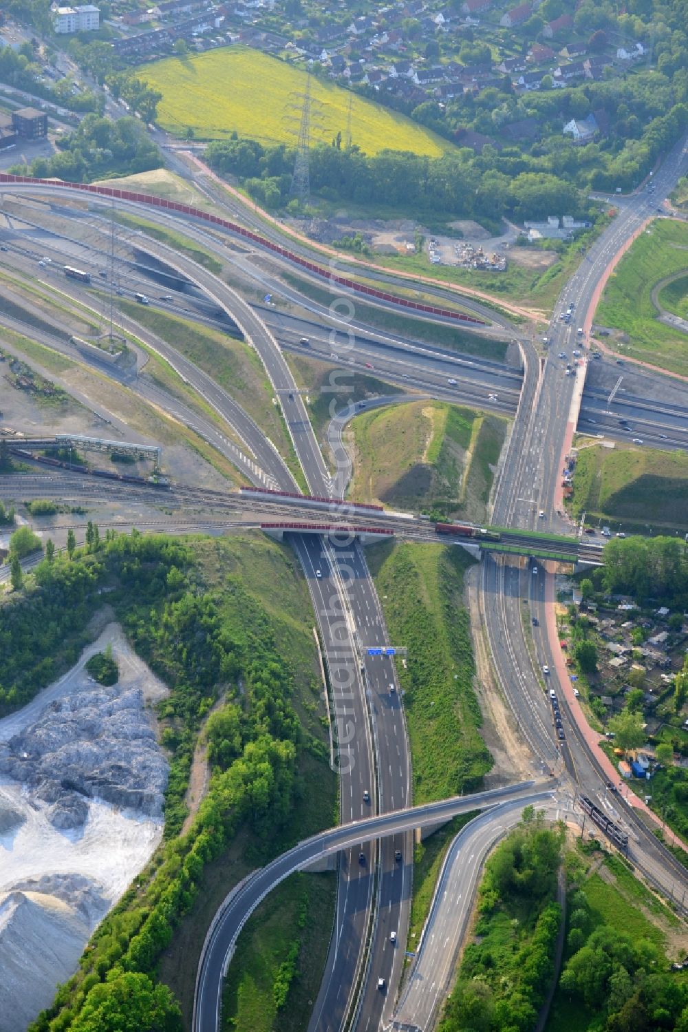 Bochum Stahlhausen from the bird's eye view: Traffic flow at the intersection- motorway A 40 - A448 in Bochum Stahlhausen in the state North Rhine-Westphalia