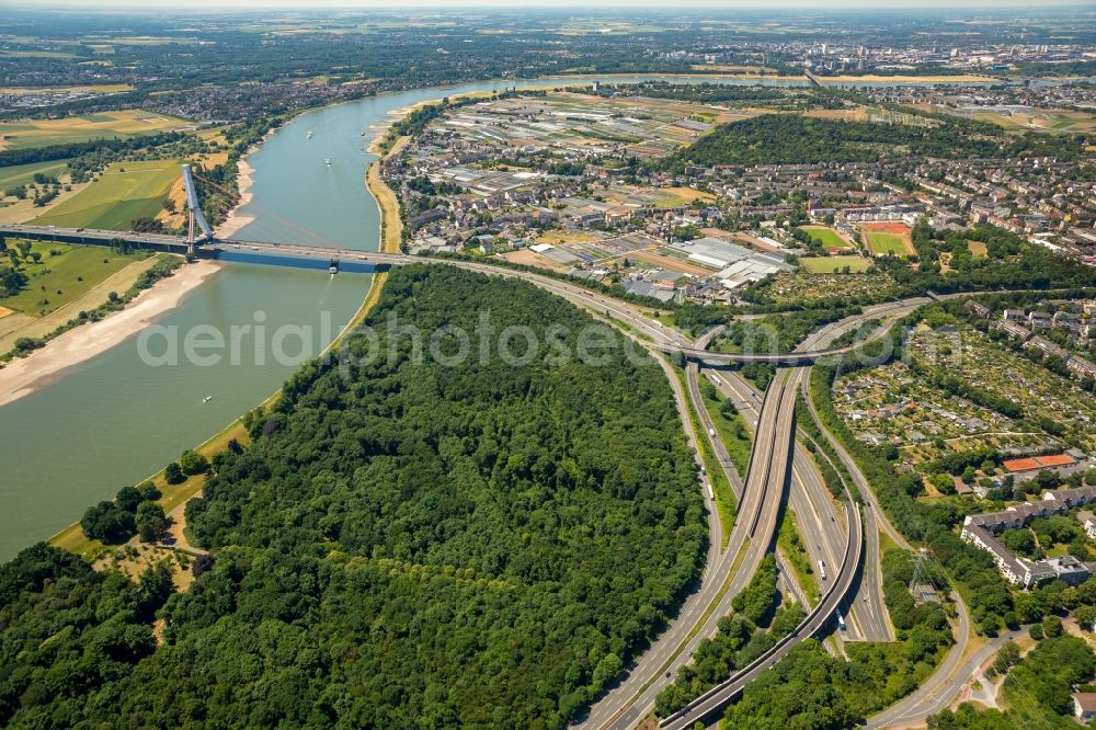 Düsseldorf from the bird's eye view: Traffic flow at the intersection- motorway A 46 Duesseldorf-Bilk in the district Flehe in Duesseldorf in the state North Rhine-Westphalia, Germany