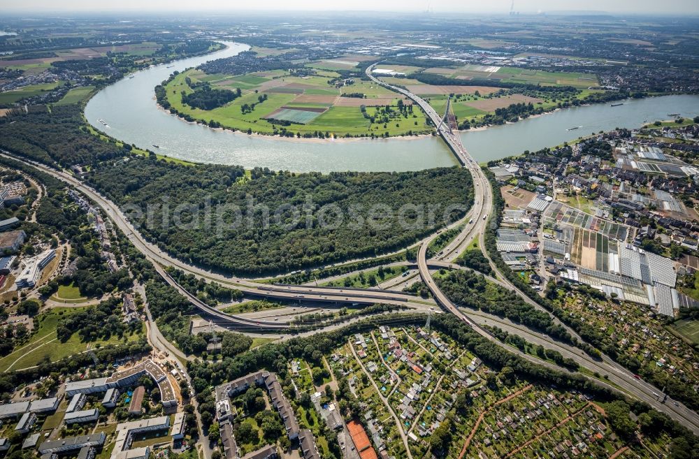 Düsseldorf from the bird's eye view: Traffic flow at the intersection- motorway A 46 Duesseldorf-Bilk in the district Flehe in Duesseldorf at Ruhrgebiet in the state North Rhine-Westphalia, Germany