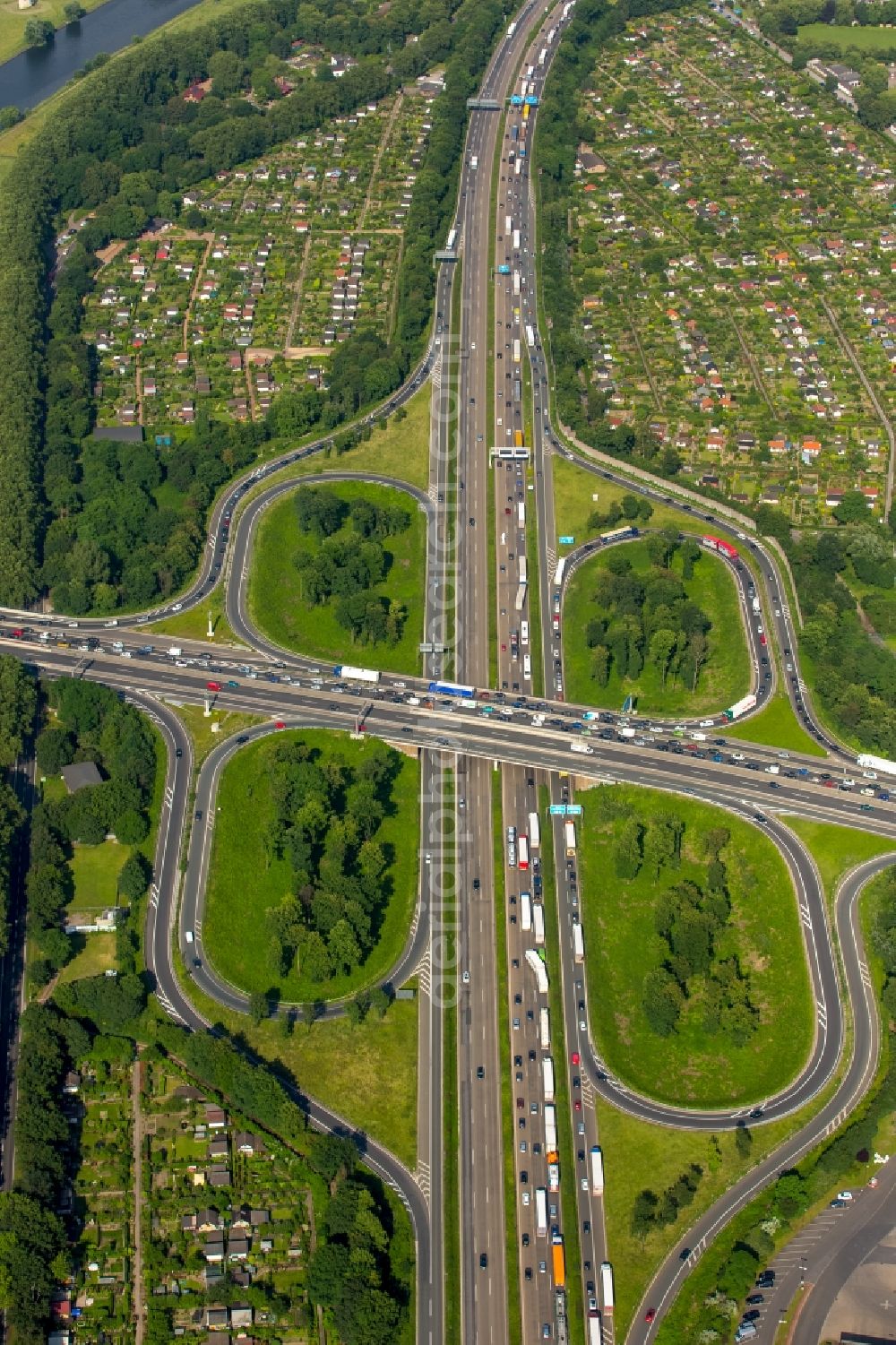 Aerial photograph Duisburg - Traffic flow at the intersection- motorway A 59 und A40 in Duisburg in the state North Rhine-Westphalia