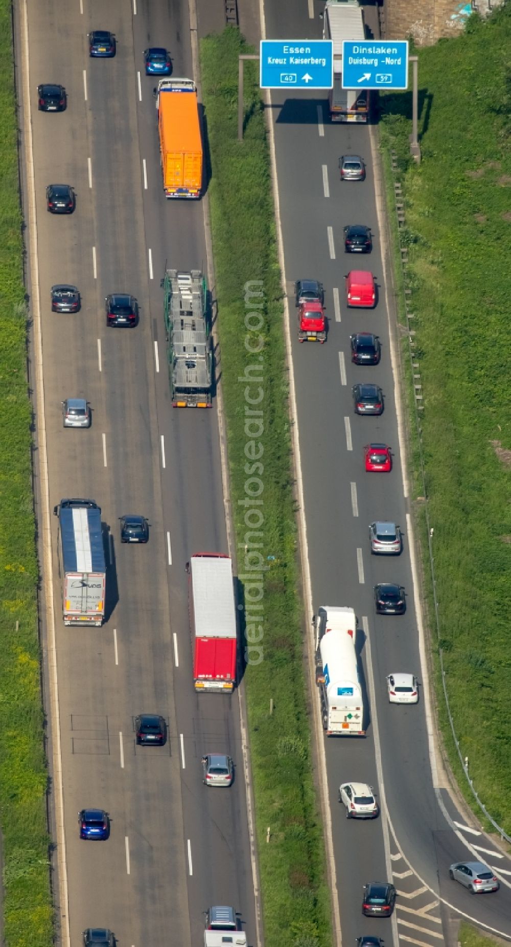 Aerial image Duisburg - Traffic flow at the intersection- motorway A 40 - A59 in Duisburg in the state North Rhine-Westphalia