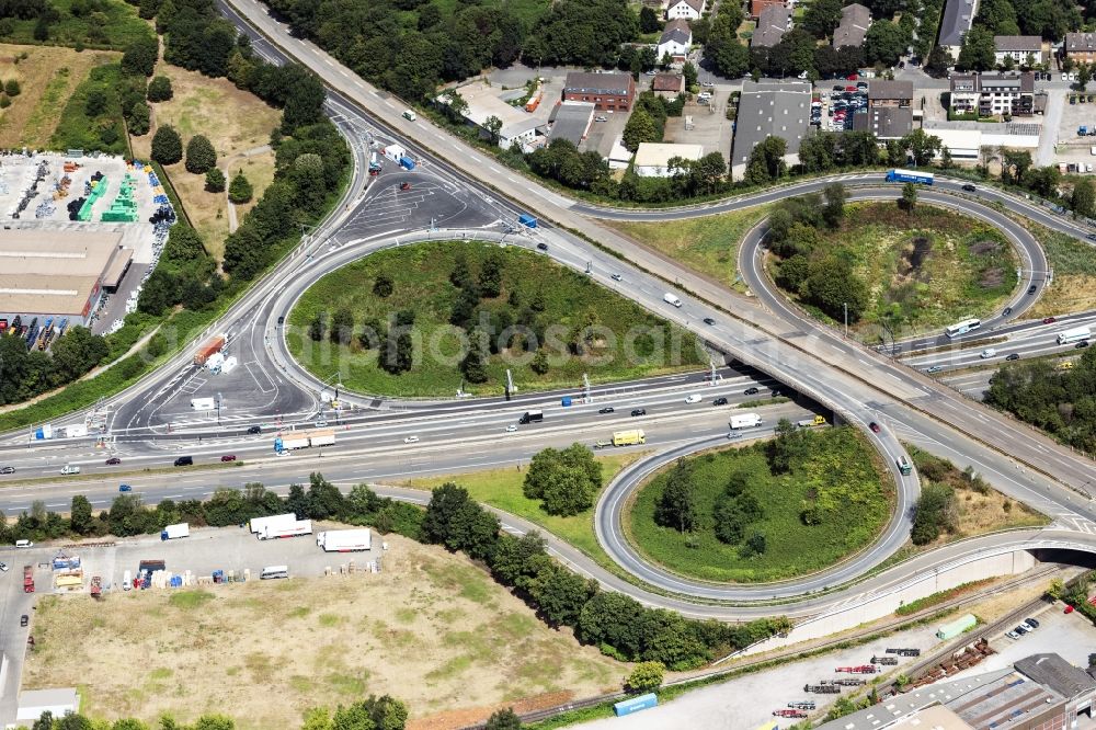 Aerial photograph Duisburg - Traffic flow at the intersection- motorway A 40 in Duisburg in the state North Rhine-Westphalia