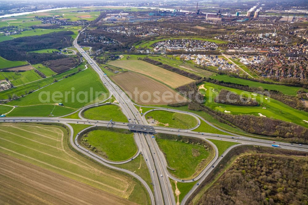 Duisburg from the bird's eye view: Traffic flow at the intersection- motorway A 59, B8 und B288 in Duisburg in the state North Rhine-Westphalia