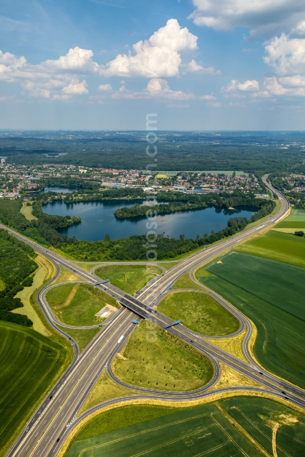 Duisburg from the bird's eye view: Traffic flow at the intersection- motorway A 59, B8 und B288 in Duisburg in the state North Rhine-Westphalia