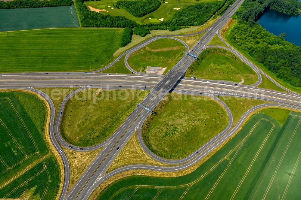 Aerial image Duisburg - Traffic flow at the intersection- motorway A 59, B8 und B288 in Duisburg in the state North Rhine-Westphalia