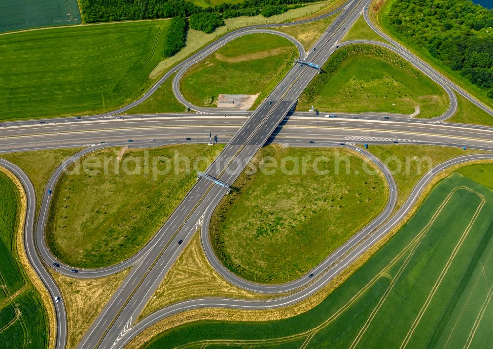 Aerial photograph Duisburg - Traffic flow at the intersection- motorway A 59, B8 und B288 in Duisburg in the state North Rhine-Westphalia