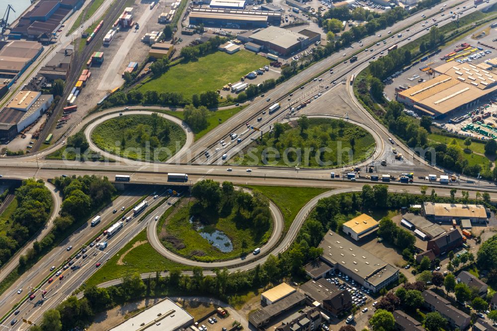 Aerial image Duisburg - Traffic flow at the intersection- motorway A 40 in Duisburg in the state North Rhine-Westphalia