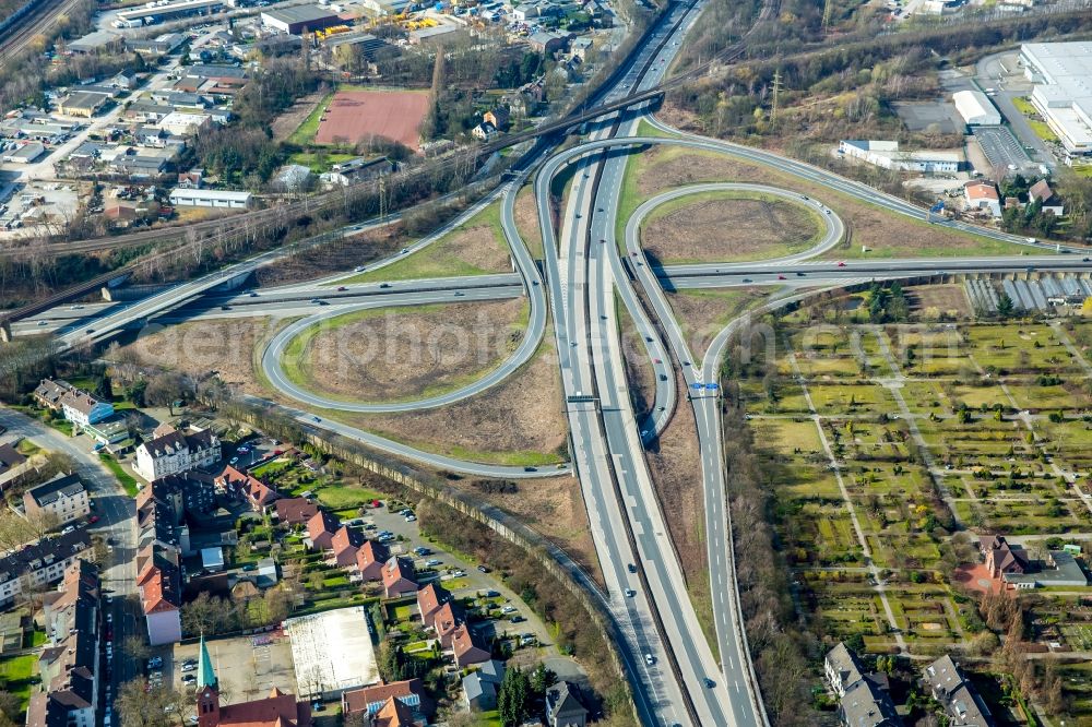 Aerial photograph Herne - Traffic flow at the intersection- motorway A 42 - A43 of Emscherschnellweg in Herne in the state North Rhine-Westphalia