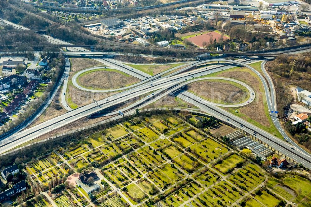 Herne from the bird's eye view: Traffic flow at the intersection- motorway A 42 - A43 of Emscherschnellweg in Herne in the state North Rhine-Westphalia