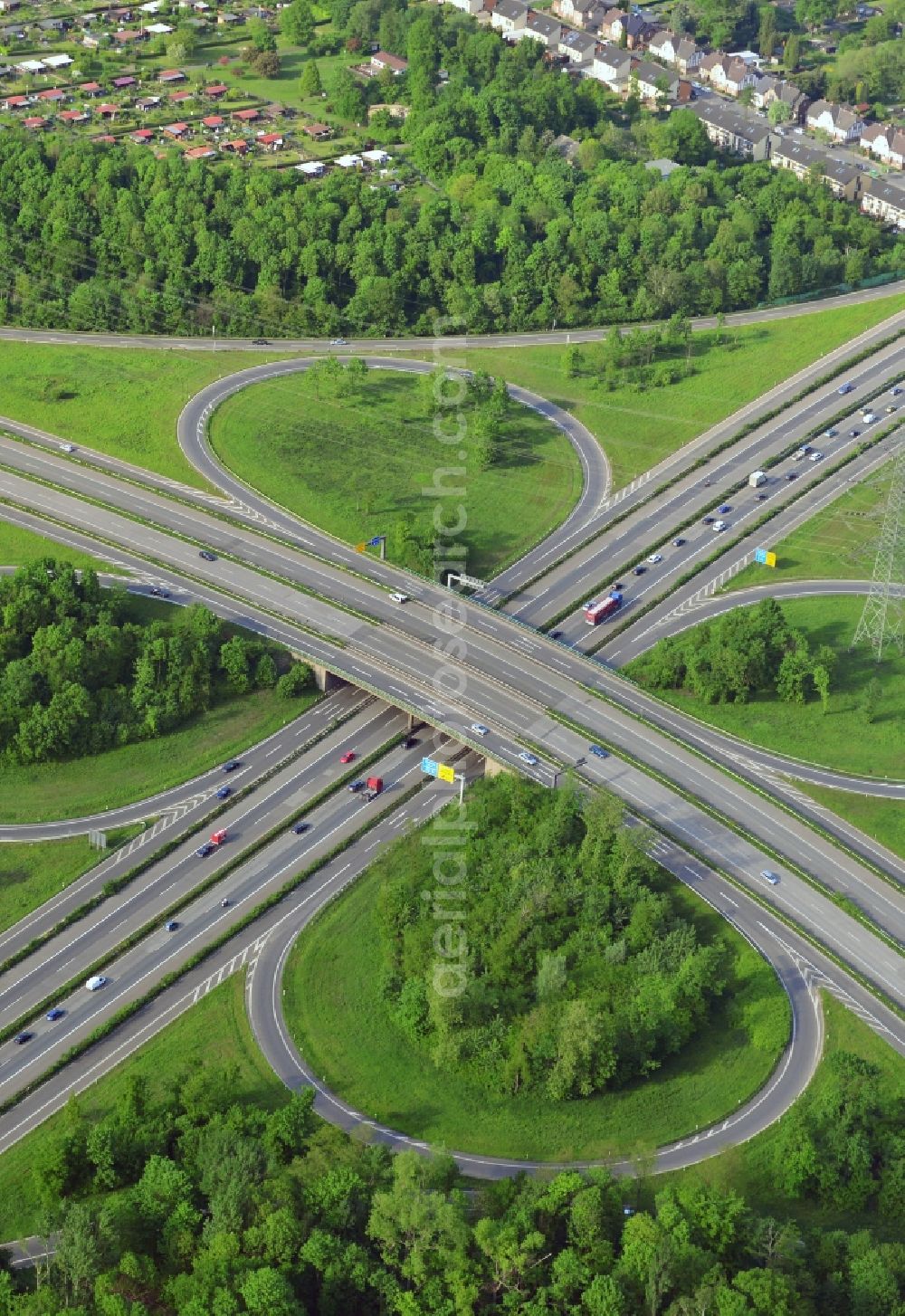 Aerial photograph Essen - Traffic flow at the intersection- motorway A 42 Essen-Nord in Essen in the state North Rhine-Westphalia