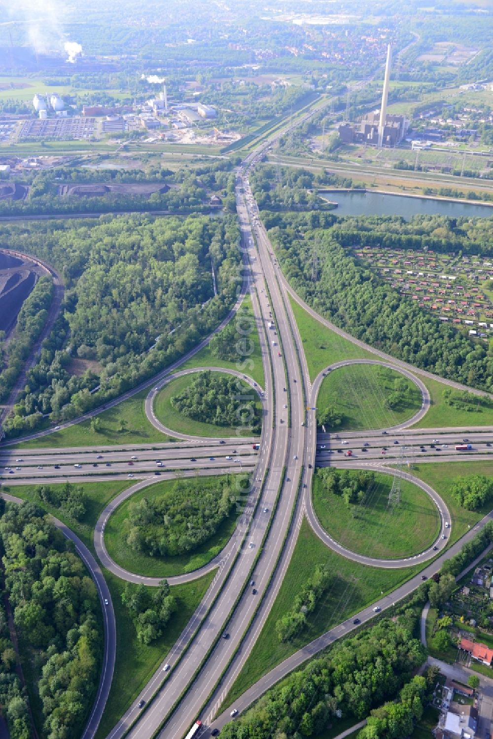 Essen from the bird's eye view: Traffic flow at the intersection- motorway A 42 Essen-Nord in Essen in the state North Rhine-Westphalia