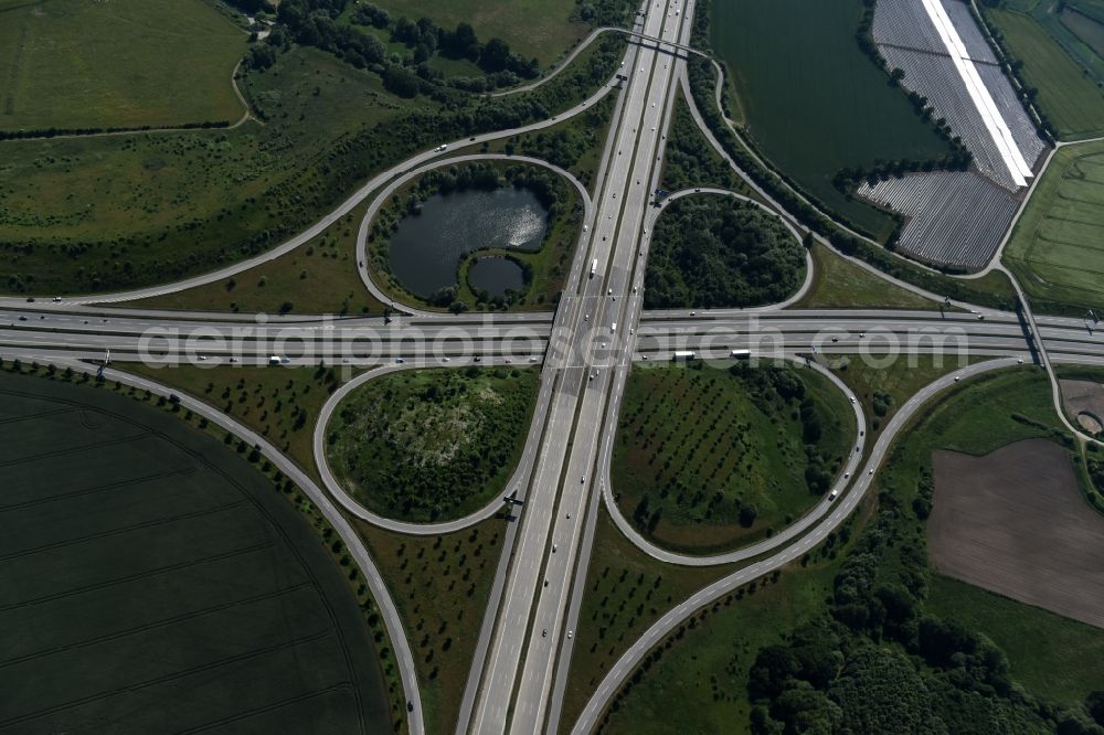 Aerial photograph Hamberge - Traffic flow at the intersection- motorway A 20 - A1 in Hamberge in the state Schleswig-Holstein