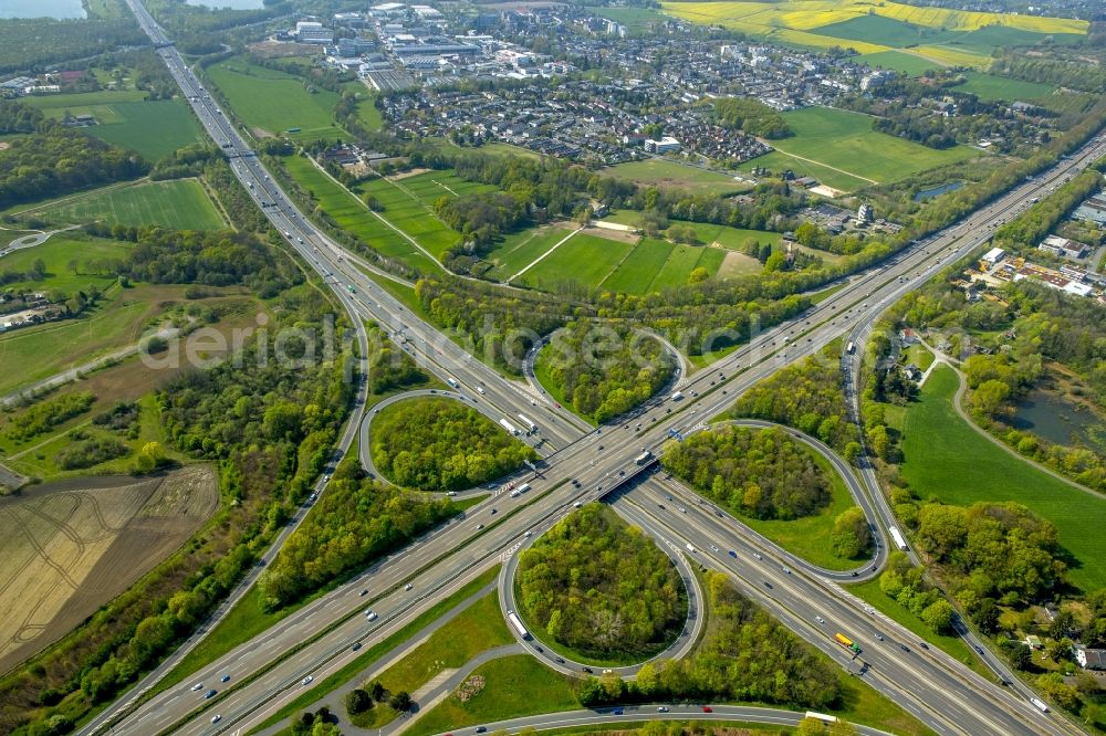 Hilden from the bird's eye view: Traffic flow at the intersection- motorway BAB A46 - A3 - E35 in Hilden in the state North Rhine-Westphalia