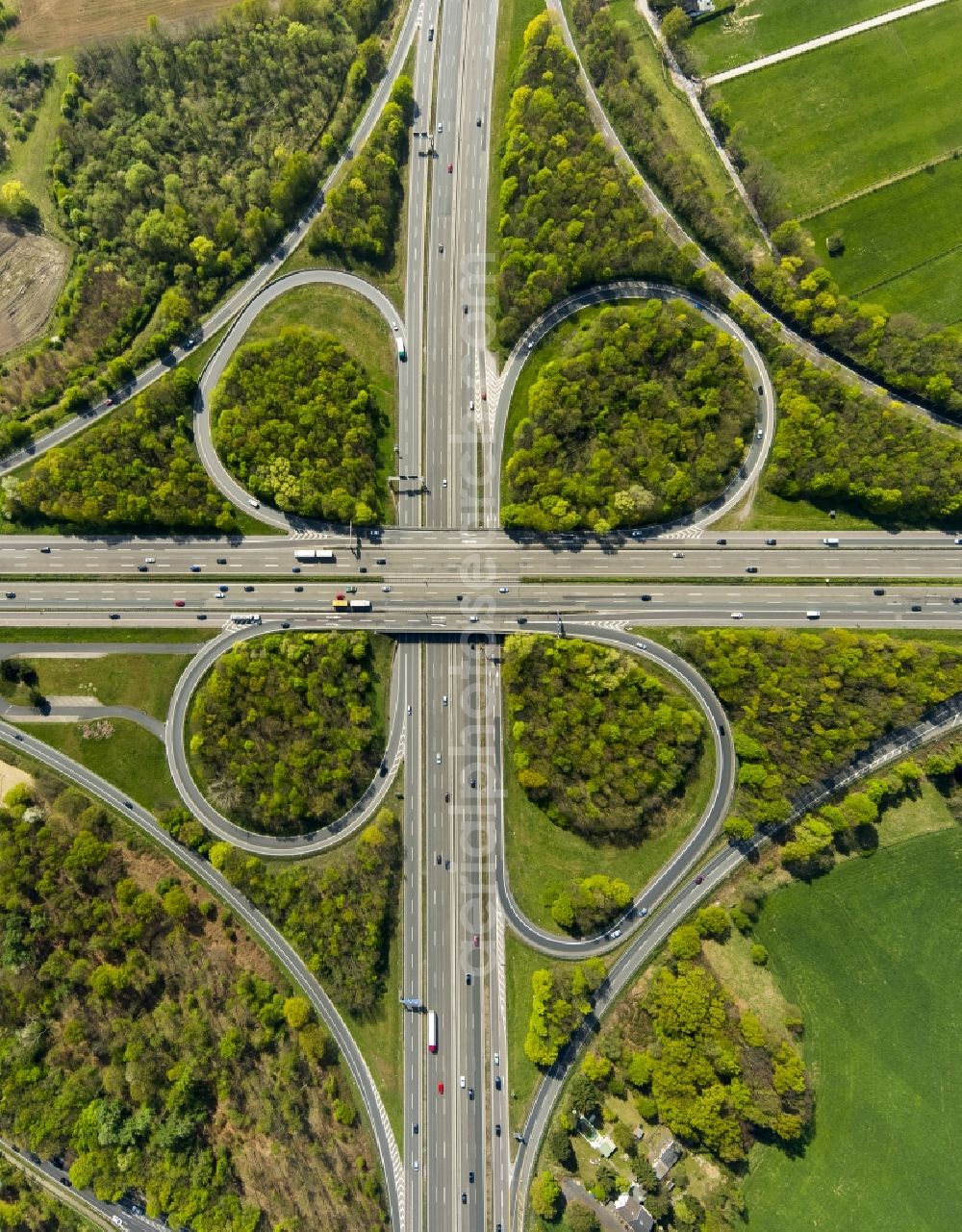 Aerial photograph Hilden - Traffic flow at the intersection- motorway BAB A46 - A3 - E35 in Hilden in the state North Rhine-Westphalia