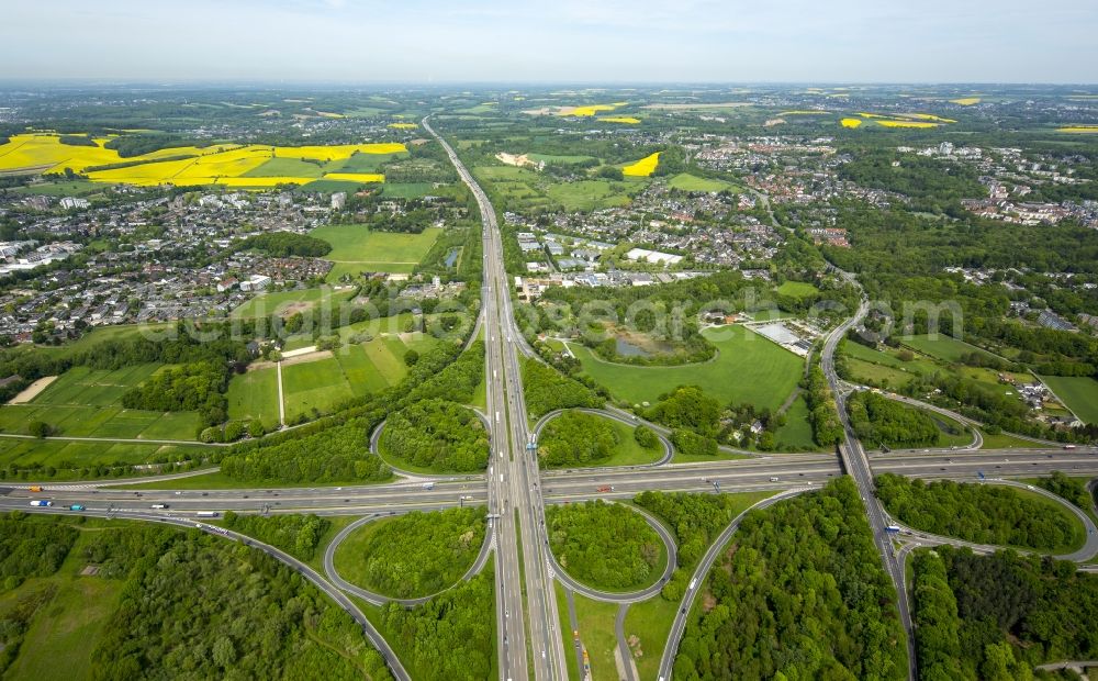 Aerial photograph Hilden - Traffic flow at the intersection- motorway BAB A46 - A3 - E35 in Hilden in the state North Rhine-Westphalia