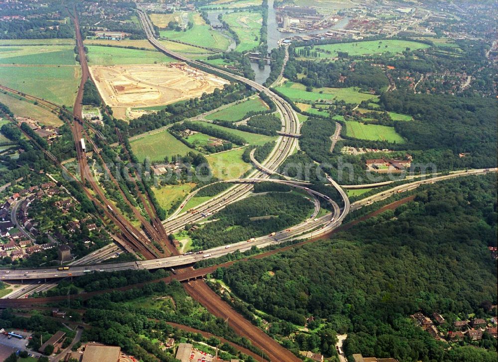 Duisburg from the bird's eye view: Traffic flow at the intersection- motorway A 3 A40 Kaiserberg - Spaghettikreuz in Duisburg in the state North Rhine-Westphalia