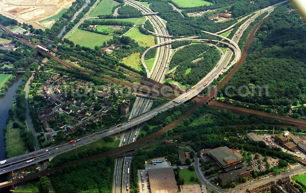 Aerial image Duisburg - Traffic flow at the intersection- motorway A 3 A40 Kaiserberg - Spaghettikreuz in Duisburg in the state North Rhine-Westphalia