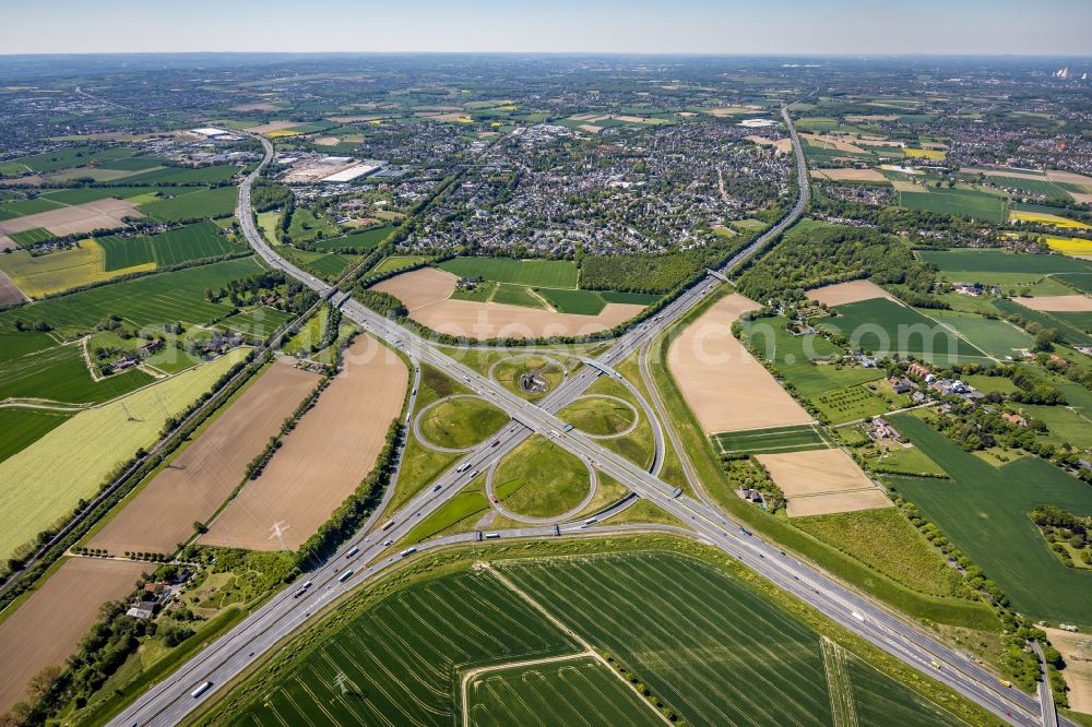 Aerial photograph Kamen - Traffic flow at the intersection- motorway A 1 A2 Kamener Kreuz in Kamen in the state North Rhine-Westphalia, Germany