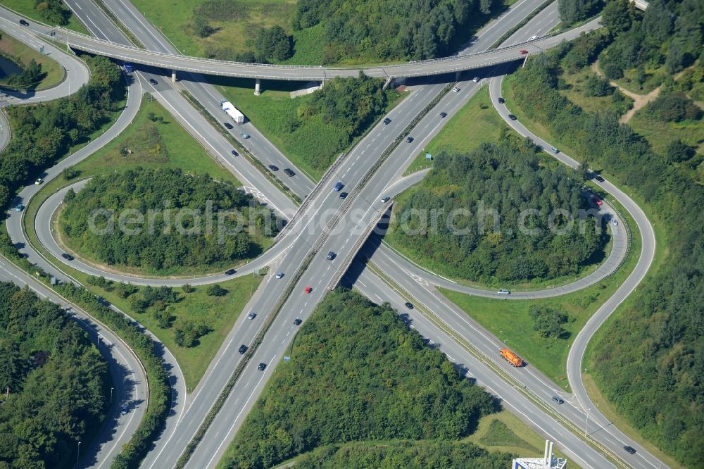 Kiel from the bird's eye view: Traffic flow at the intersection- motorway A215 and the B76 in Kiel in the state Schleswig-Holstein