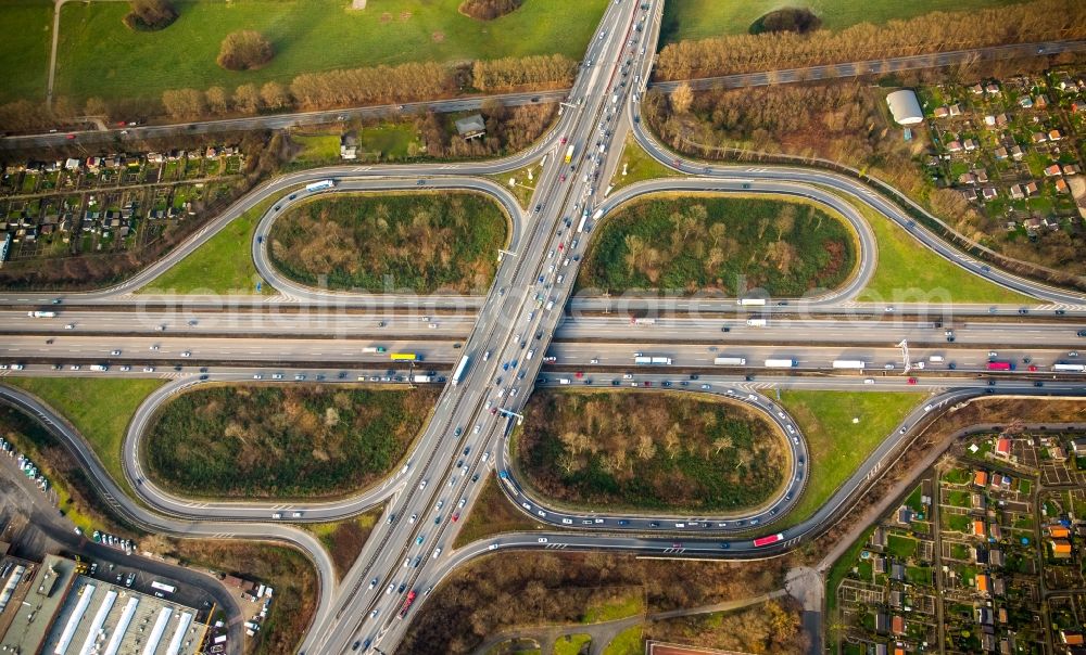 Aerial photograph Duisburg - Traffic flow at the intersection- motorway A 40 A49 Kreuz Duisburg in Duisburg in the state North Rhine-Westphalia